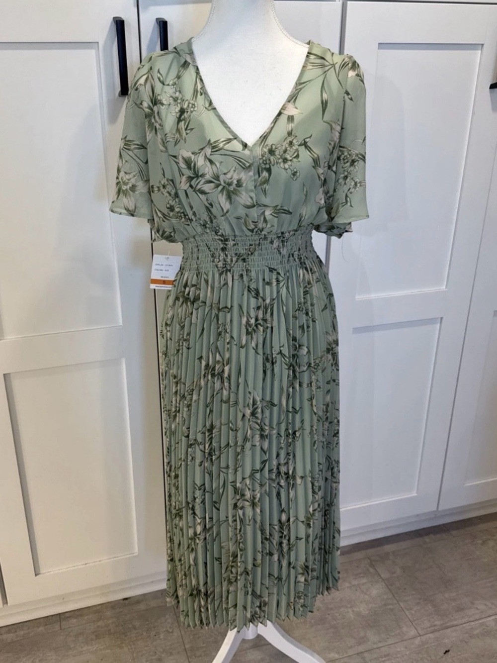 NWT Taylor Floral V-Neck Pleated Midi Dress - Sage Green Sz S